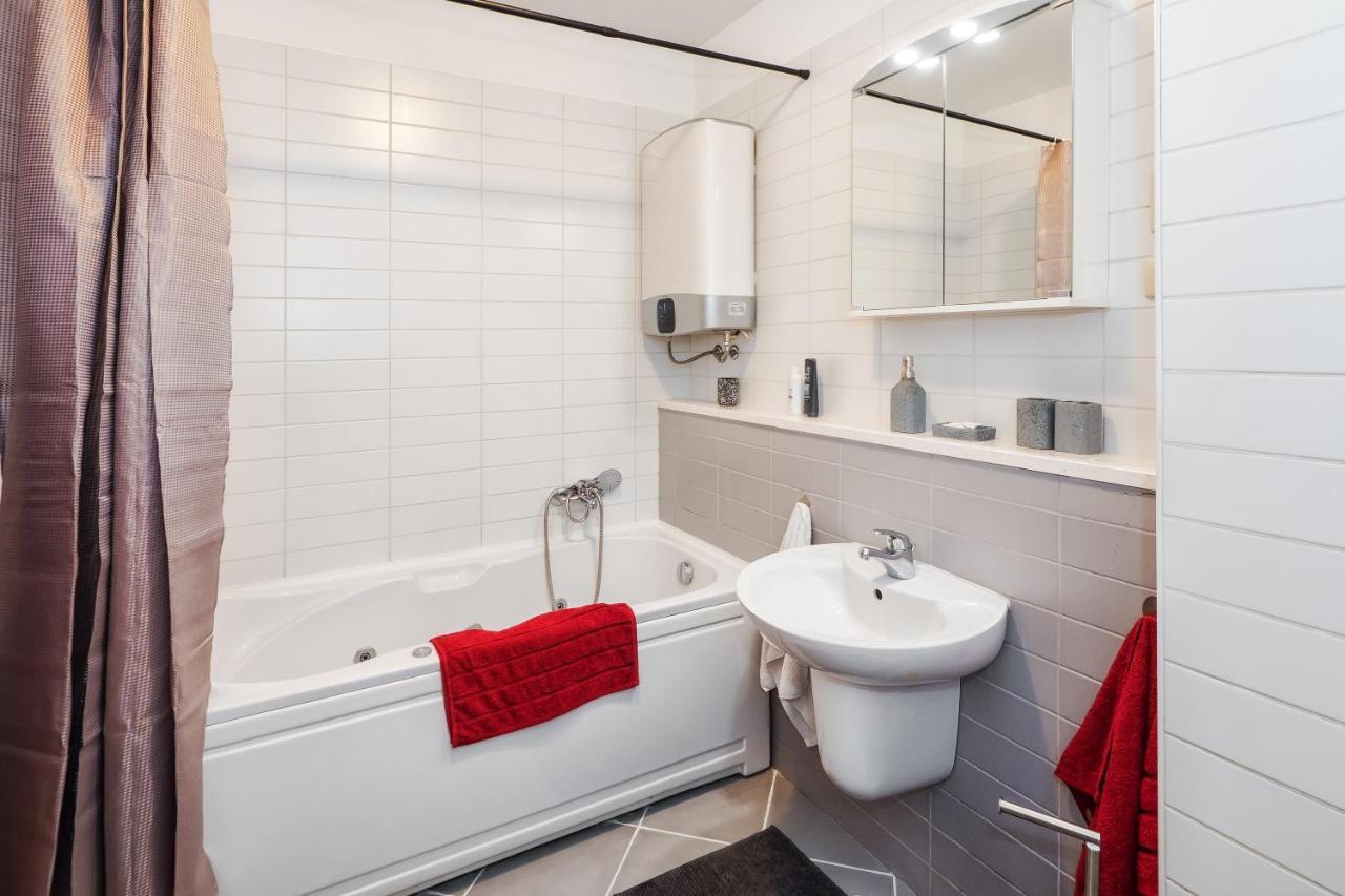 Airy 2-Br Apt W/ Open Layout & Modern Design Apartment Split Ngoại thất bức ảnh